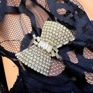 VINTAGE ABSTRACT RHINESTONE BOW BROOCH